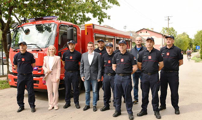 Új tűzoltókocsit kapott a szenttamási Tűzoltó- és Mentőegység